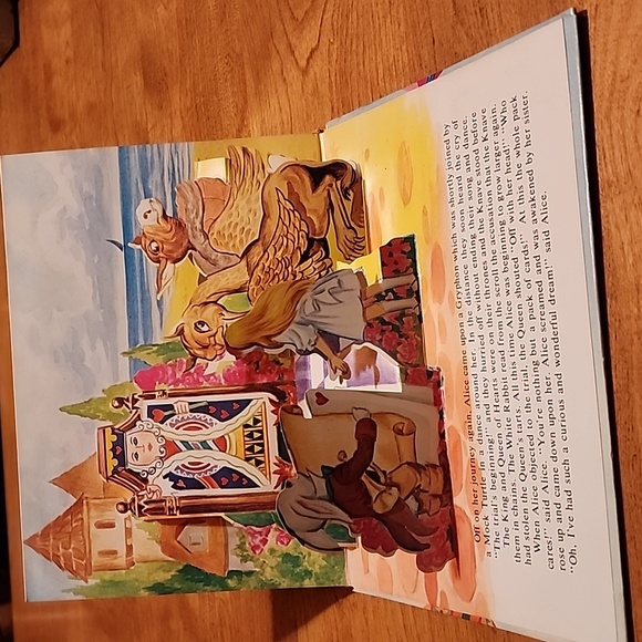 Alice In Wonderland Pop-Up Book - Picture 7 of 9